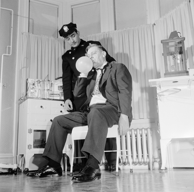 Illustration for article titled Drunk Driving and The Pre-History of Breathalyzers